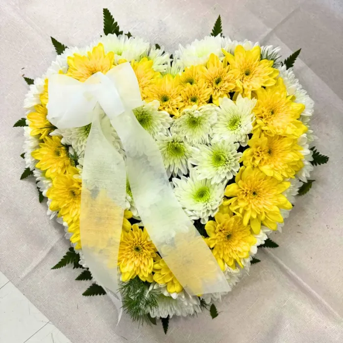 Coroa de Funeral em Coração com Margaridas Brancas e Amarelas