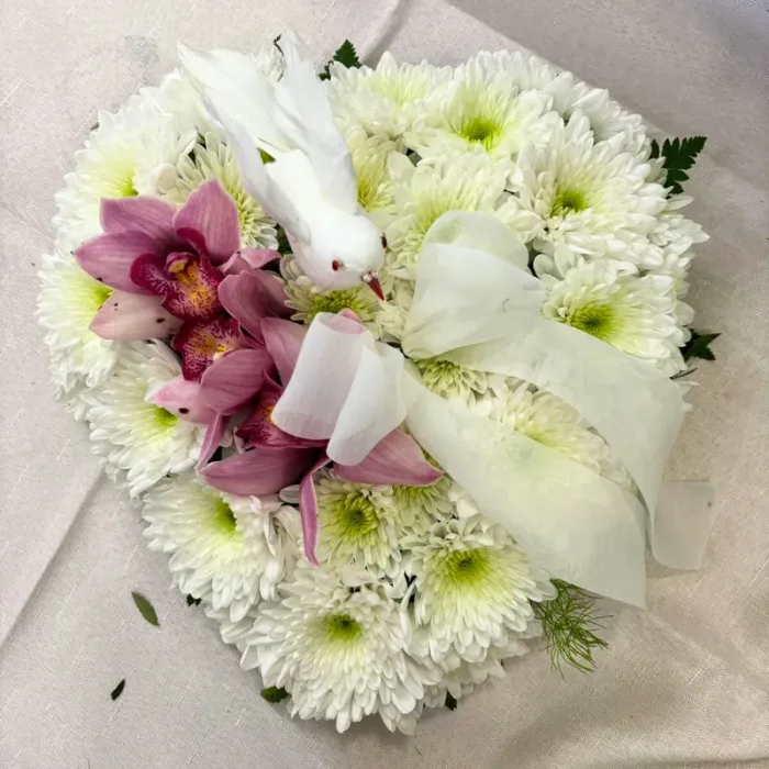 Coroa de Funeral em Coração com Margaridas Brancas