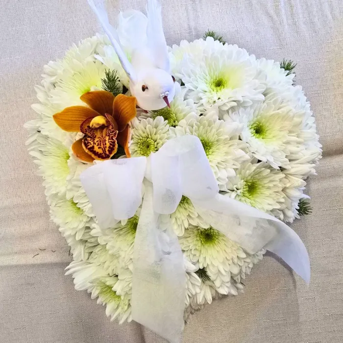 Coroa de Funeral em Coração com Margaridas Brancas