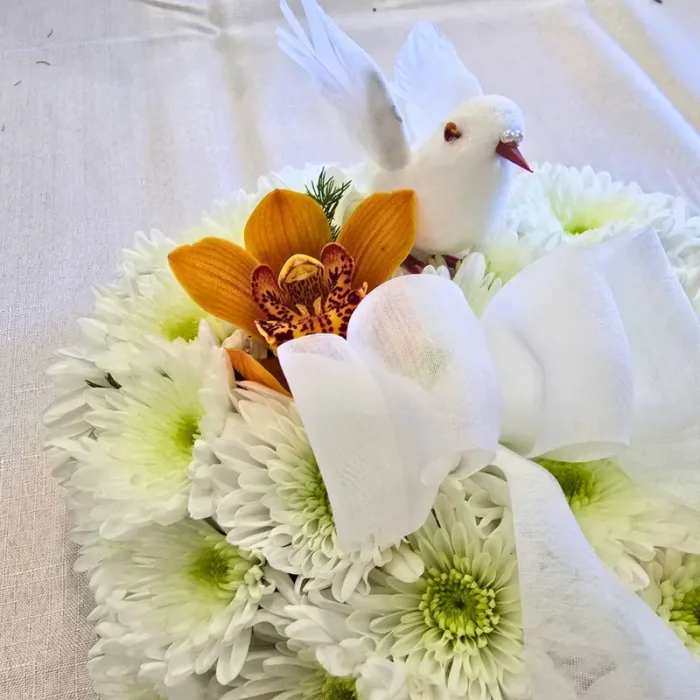 Coroa de Funeral em Coração com Pombinha