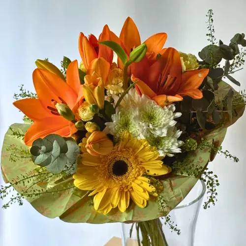 Arranjo composto por gerberas e lírios. É um bouquet que vai encantar qualquer mãe!