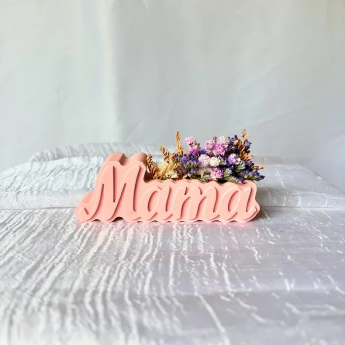 Vaso de Jesmonite com "Mama" escrito. Perfeito como decoração e para colocar flores secas!