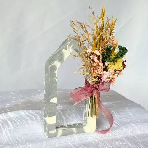 Peça de Jesmonite em forma de uma Casa. Perfeito para colocar flores secas e decorar!